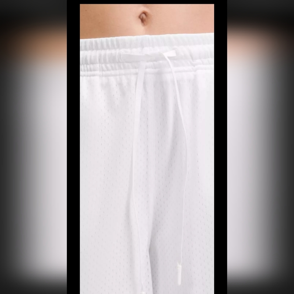 Lululemon FIRE! NWT! Relaxed-Fit Training Short 8" in White. Sz 4. R2S! - Picture 4 of 15